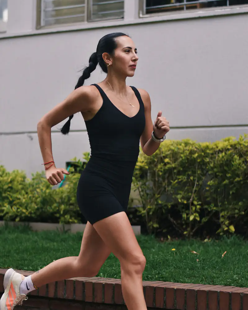 Ivanna corriendo por un andén, a media zancada.